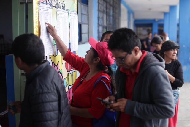 Se apertura las mesas de sufragio en el colegio San Luis Gonzaga de SJM, personas aún tienen quejas por el trabajo del personal de ONPE (Fotos: Julio Reaño/@photo.gec)