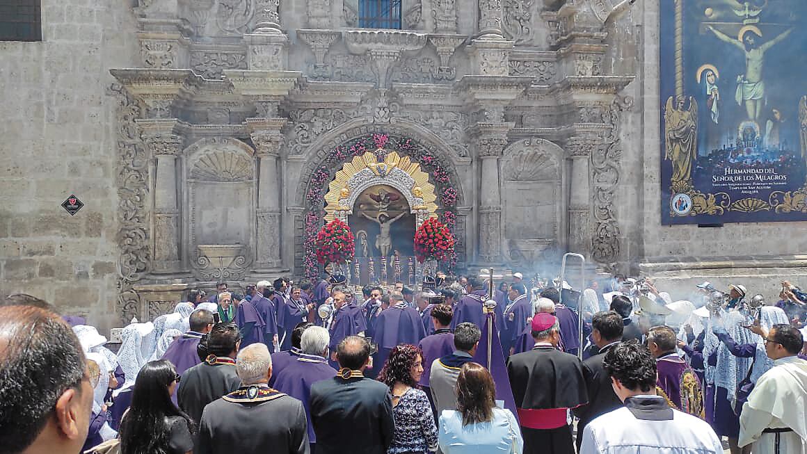 Devotos agradecen a Jesús por los milagros recibidos. (Foto: Nelly Hancco)