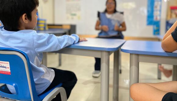 Los niños reciben sesiones de clase en aulas específicas de autismo en El Alba.