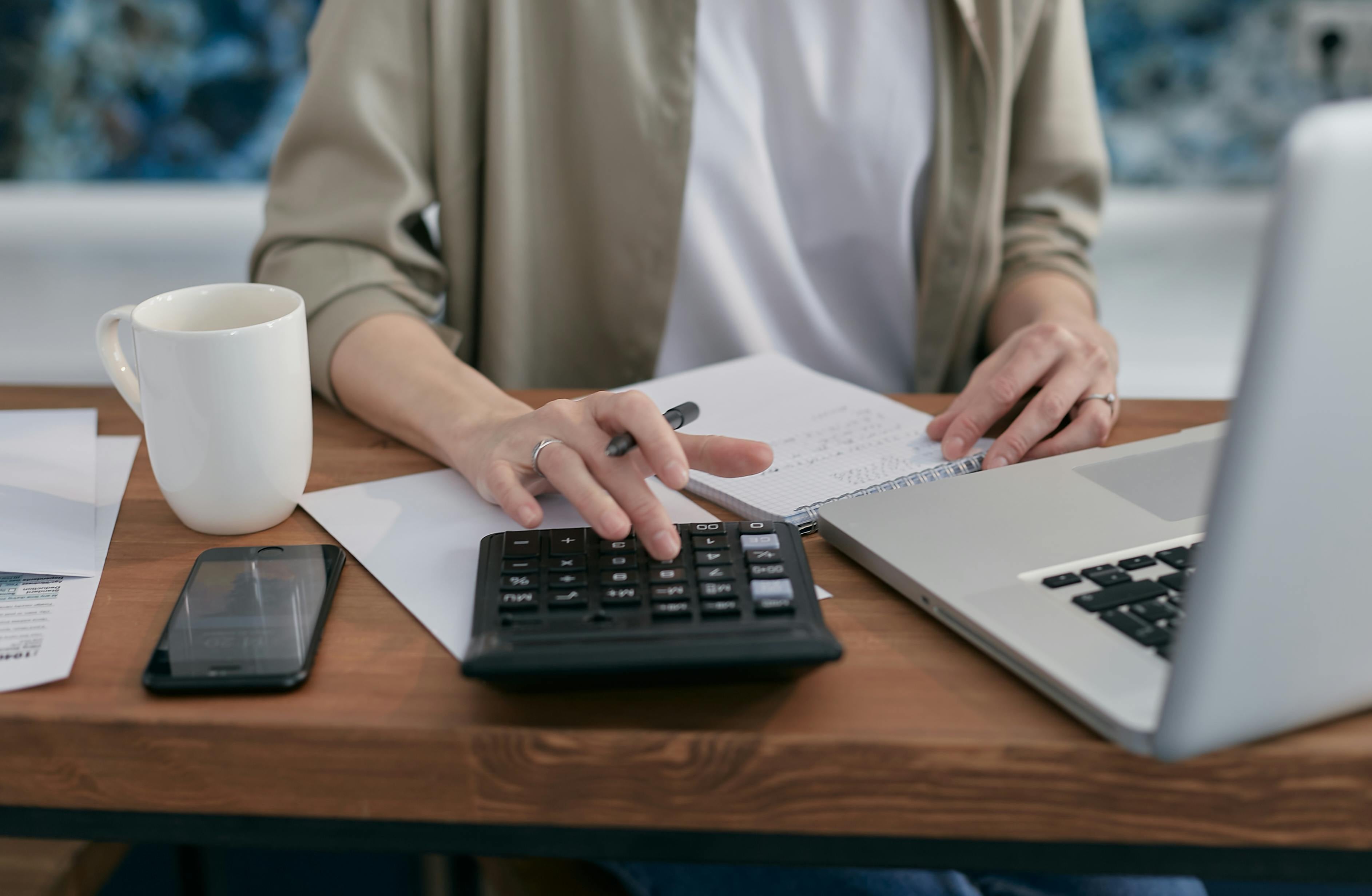 Especialistas recuerdan que trabajadores de cuarta y quinta categoría pueden recuperar dinero mediante deducciones tributarias y formularios prellenados de Sunat.