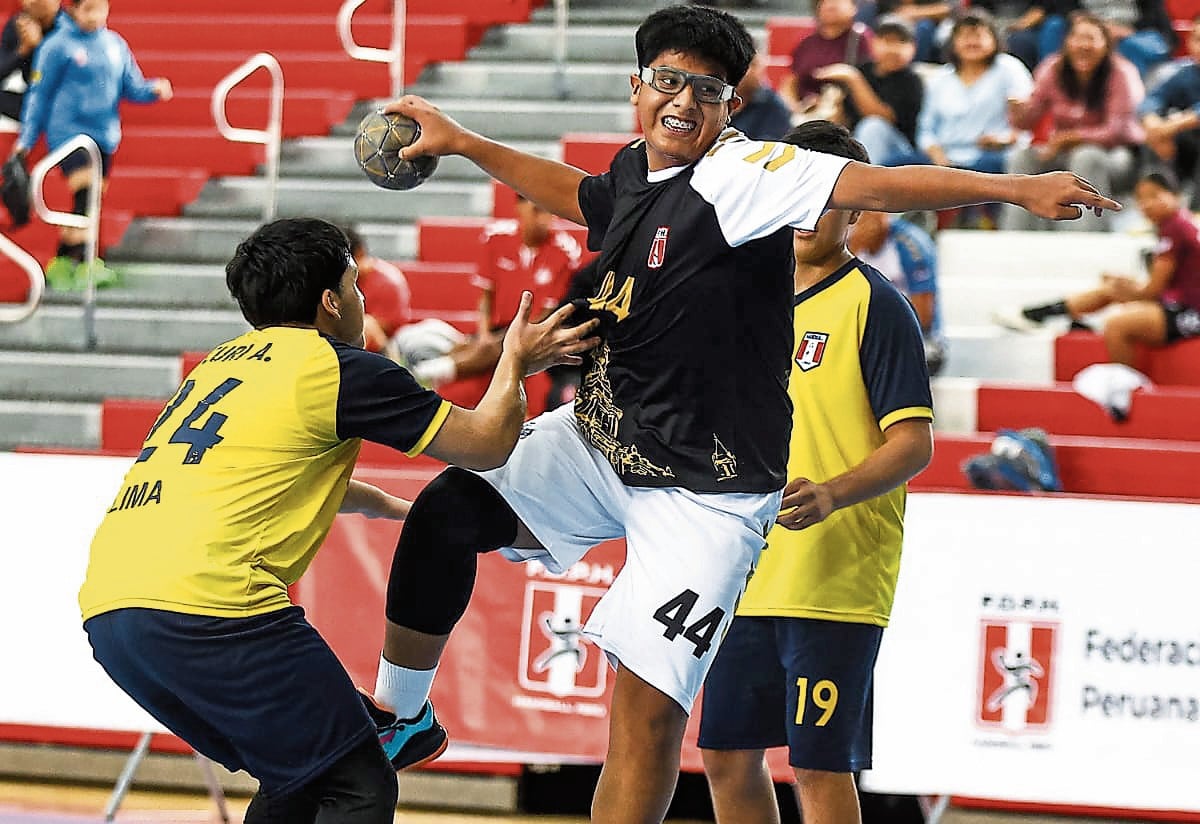 Deportistas arequipeños dejan el alma en el deporte del balonmano. Foto: FDPH.