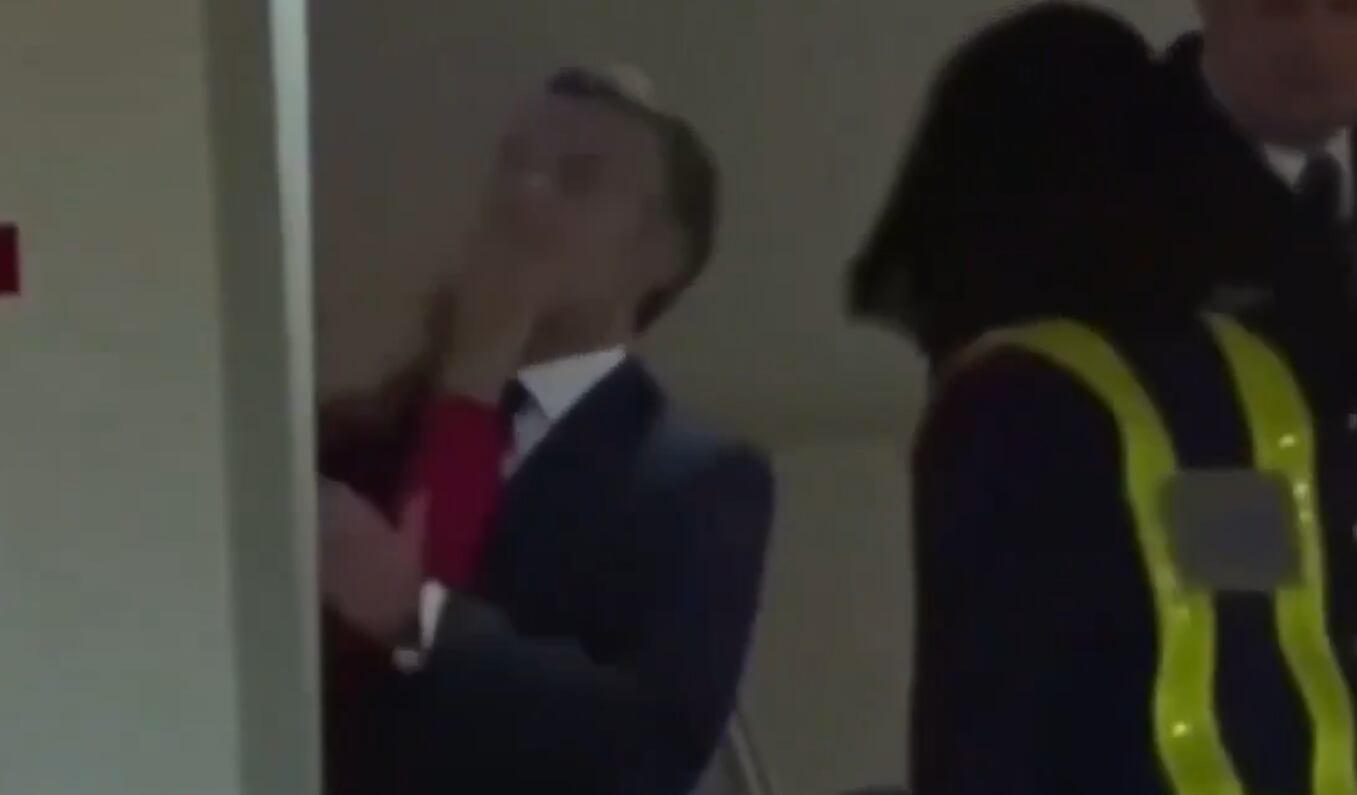 Durante su gira en Vietnam, el presidente francés Emmanuel Macron restó importancia a las teorías virales que circularon tras un gesto captado entre él y su esposa al aterrizar en Hanoi. “Todo esto es una tontería”, declaró. (Foto: Captura de video/X)