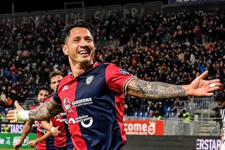 Cagliari derrotó 1-0 a Bari en los minutos finales y es el nuevo inquilino de la primera división de Italia.