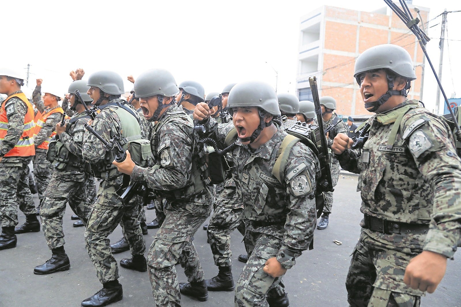 Durante V sesión del Comité Regional de Seguridad Ciudadana (Coresec), autoridades respaldaron que se vuelva a instaurar el acuartelamiento de jóvenes, pero con el pago de un sueldo mínimo, es decir, S/ 1,230. Durante reunión jefe policial detalló los índices delictivos y gobernadora anunció equipamiento para la PNP.