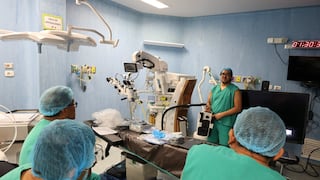Personal del Hospital Regional de Ica recibe capacitación sobre nuevos equipos oftalmológicos