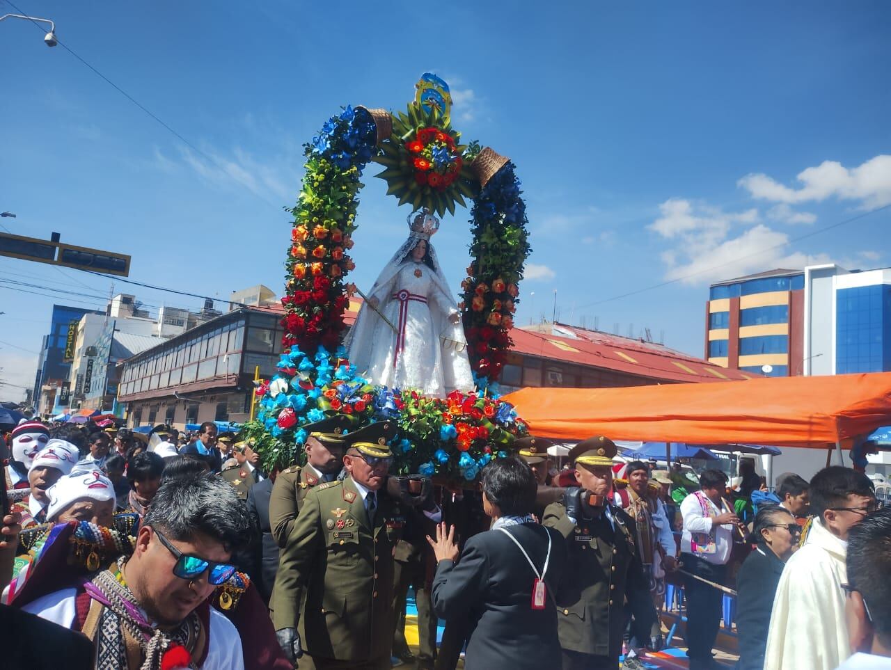 Pasadas las 10 de la mañana inició el pasacalle a lo largo del jirón Mariano Núñez, culminando en las inmediaciones del Centro Comercial Nro 2.