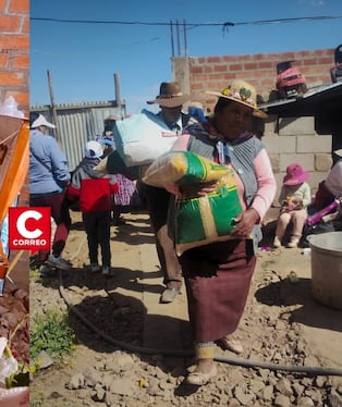 Puno: Cientos de pobladores se solidarizan con huérfanos tras muerte de su madre en accidente de tránsito. Fotos: Diario Correo.