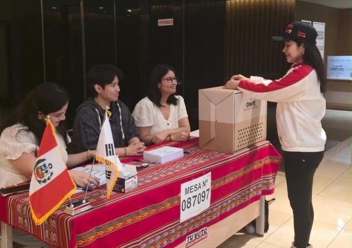 Votación en el exterior cerró sin incidentes, según canciller Carlos Pareja. Foto: Cancillería Perú.