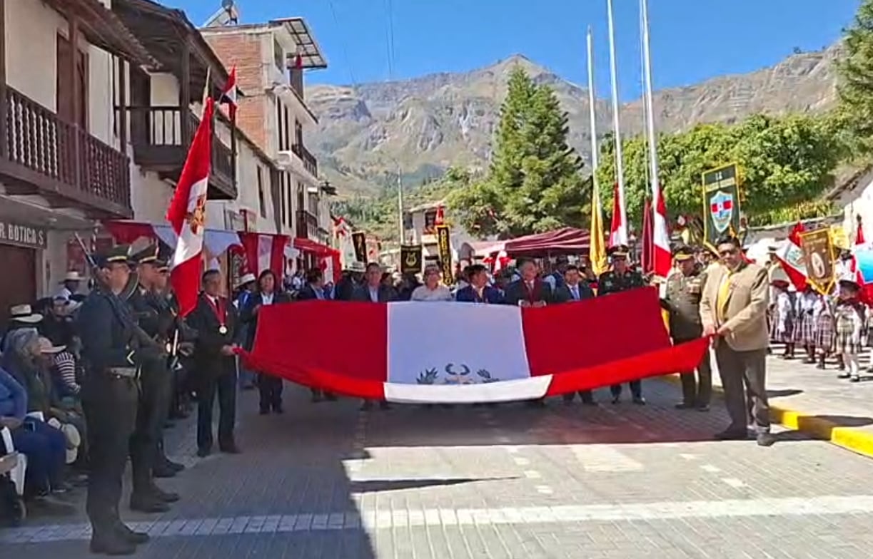 Paseo de la bandera del Perú en la provincia de La Unión