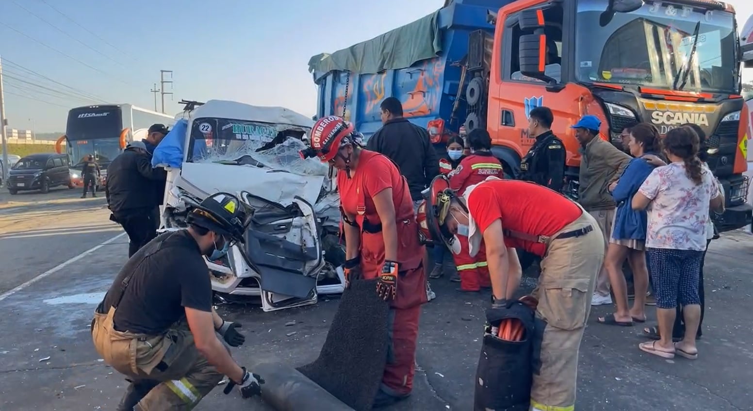 Accidente de tránsito ocurrió la madrugada de este martes en la carretera Panamericana Norte, a la altura del distrito de Chao. (Foto: Radio Ke Buena TV y Redes)