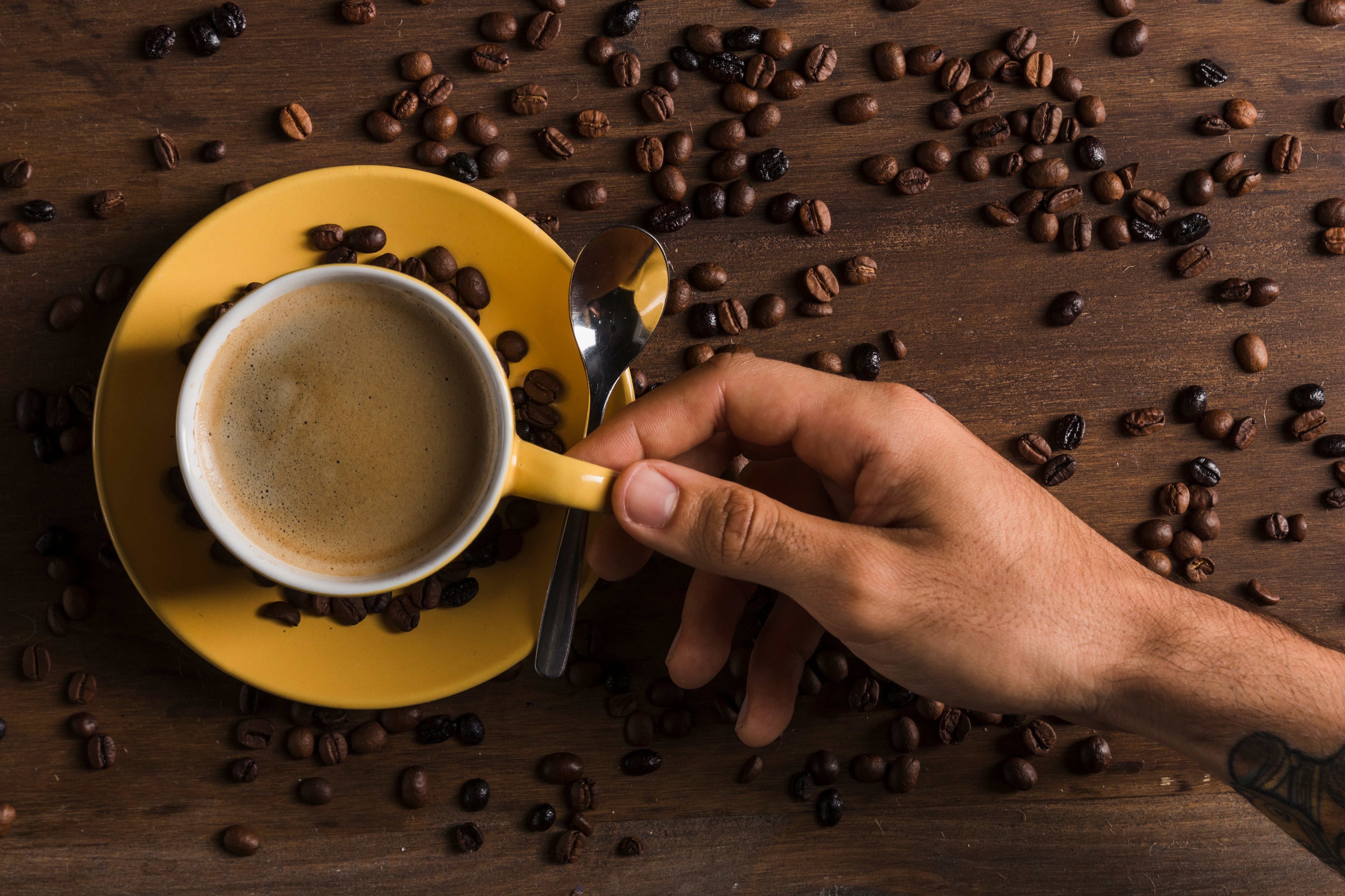 Desde el cultivo hasta el tostado, distintas transformaciones químicas determinan el aroma, sabor y color de una taza. La cafeína es solo una pequeña parte de esa complejidad.