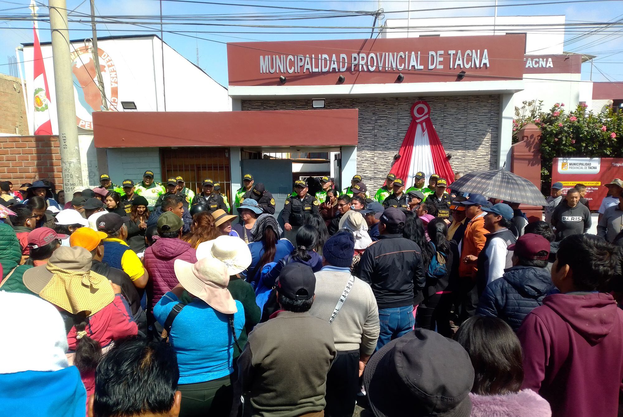 Unos 2,000 pobladores exigieron al alcalde Pascual Güisa que respalde ejecución de proyecto de agua y desagüe. (Foto: Correo)