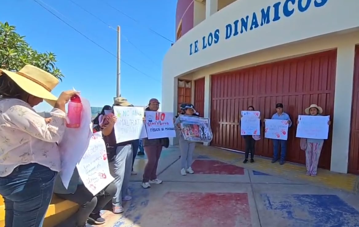 Padres denuncian presunto maltrato a niños de 3 años y piden cambio de docente en Majes (Foto: Captura Facebook Canal 8-La Ley TV)