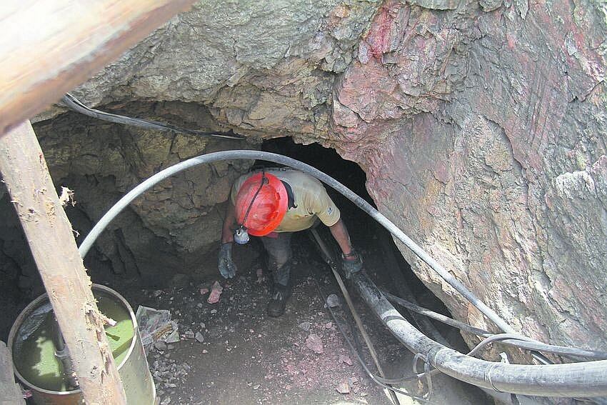 Mineros informales trabajan en condiciones inadecuadas.