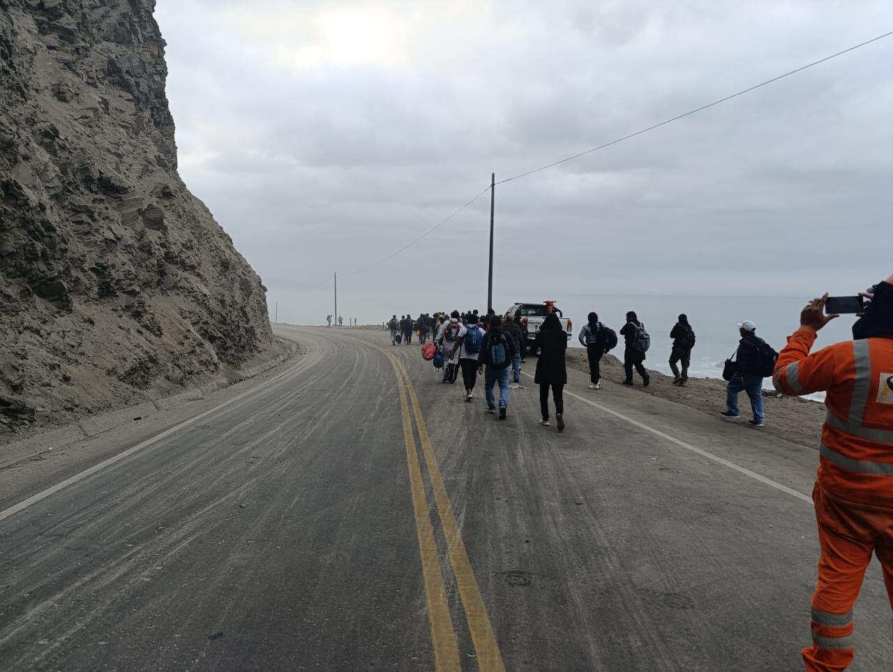 Pasajeros pasan caminando la zona afectada por deslizamiento de rocas en Atico, Caravelí. Foto: PNP.