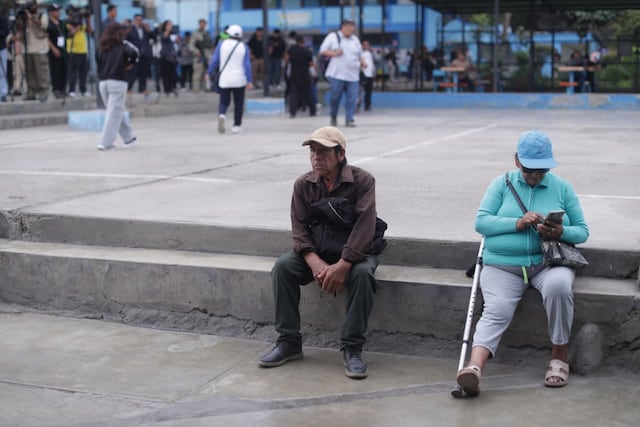 Se apertura las mesas de sufragio en el colegio San Luis Gonzaga de SJM, personas aún tienen quejas por el trabajo del personal de ONPE (Fotos: Julio Reaño/@photo.gec)