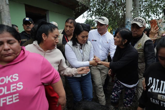 Keiko Fujimori evalúa declarar en emergencia distritos de Lima afectados por lluvias
