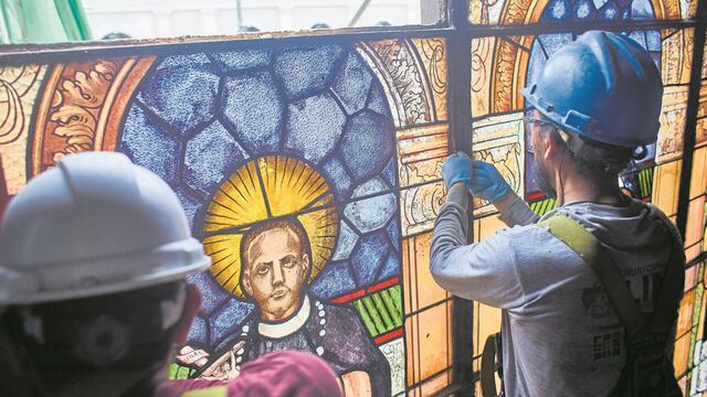 El desmontaje del vitral demanda mucha prolijidad para evitar accidentes.