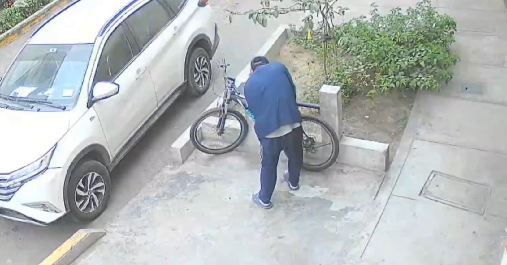 Captan a hombre robando una bicicleta en Trujillo (VIDEO)