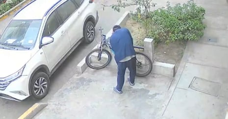 Captan a hombre robando una bicicleta en Trujillo (VIDEO)