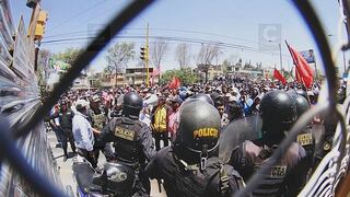 ​Administrativos y obreros protestan ante llegada de Martin Vizcarra (FOTOS)