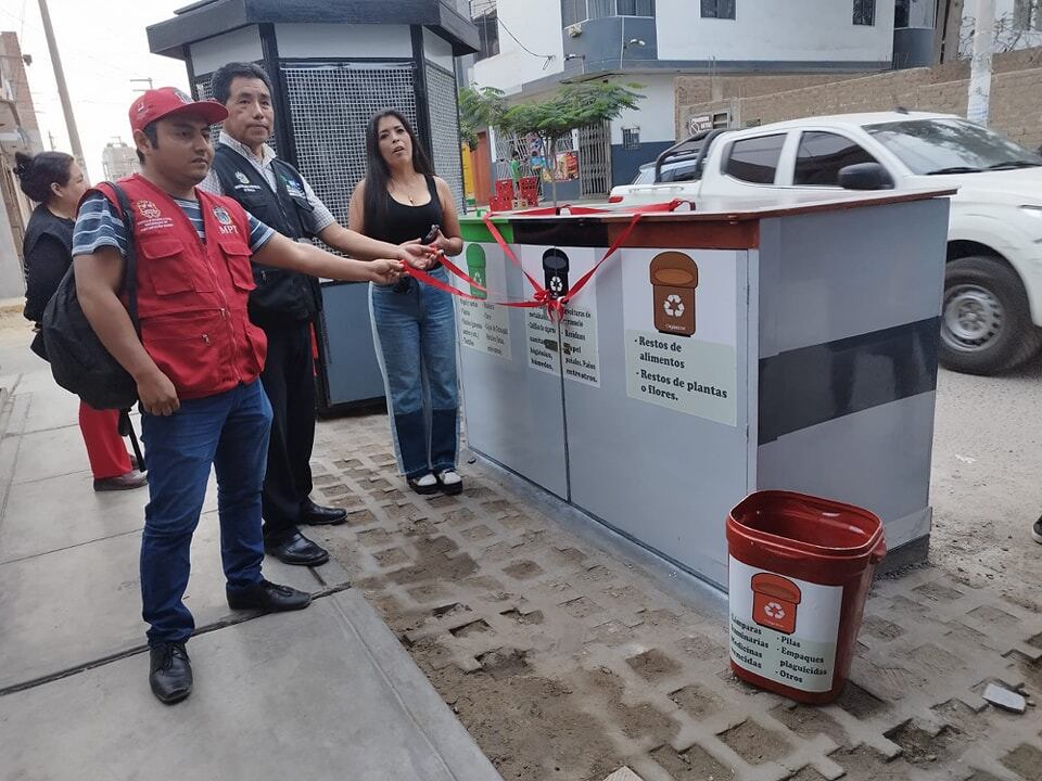 Es el resultado de la suma de esfuerzos de vecinos del lugar, la Municipalidad Provincial de Trujillo (MPT) y el Servicio de Gestión Ambiental (Segat). Los moradores compraron los contenedores con capacidad para recibir 240 litros cada uno y el personal edil se encargó de instalarlos en una caseta segura.
