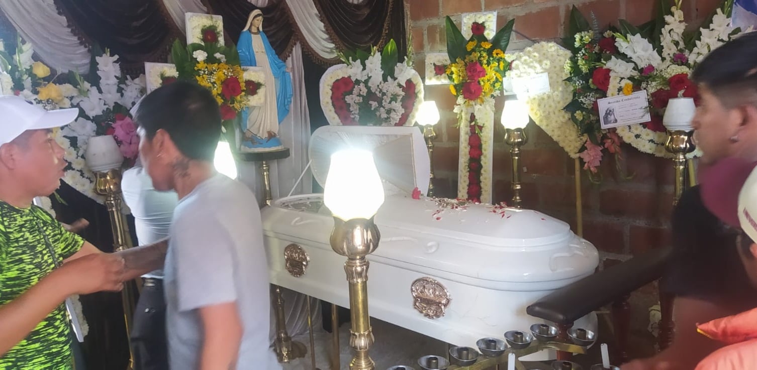 Varias amistades de Lisbeth Yanira llevaron música a la casa de Ciudad Nueva donde velaron los restos de la joven