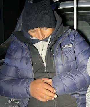 Los moradores de la urbanización Santa Ana, en Juliaca, interceptaron a dos hombres acusados de forzar las cerraduras de una vivienda y sustraer electrodomésticos. Los sospechosos fueron rescatados por agentes policiales y permanecen bajo investigación.