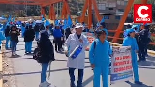 Huancayo: Médicos y enfermeras de Essalud bloquean puente Breña en noveno día de huelga