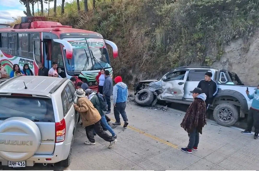 Entre los lesiones figuran tres funcionarios de la Municipalidad Distrital de Carabamba. Camioneta chocó contra un cerro de piedra.