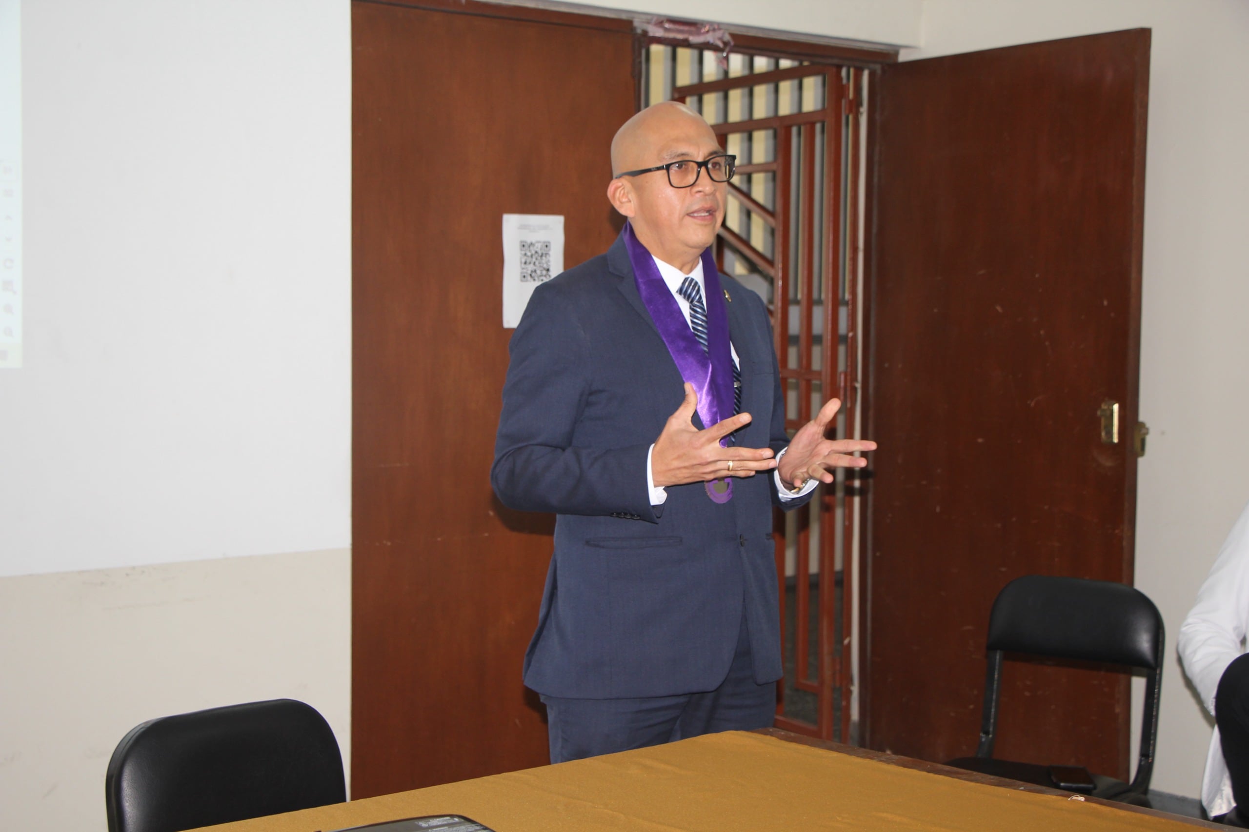 Decano Rafael Poma también cuestiona falta de equipamiento en hospitales de referencia.