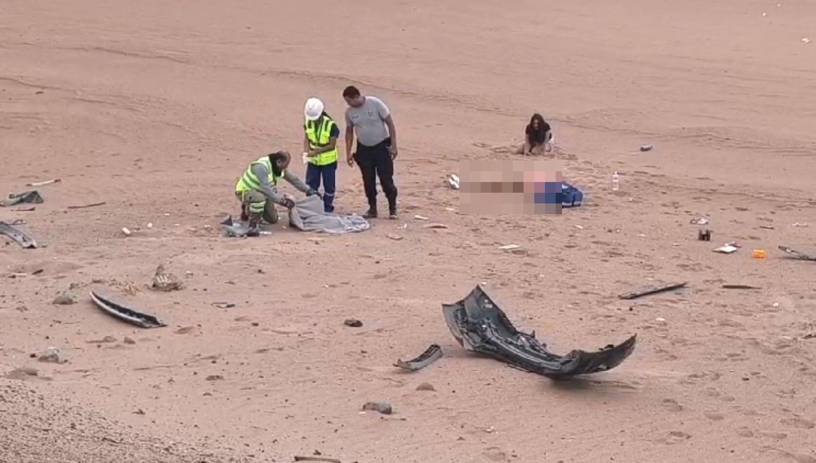 Policías de Carreteras y personal de la empresa Covinca en la zona del accidente de tránsito.