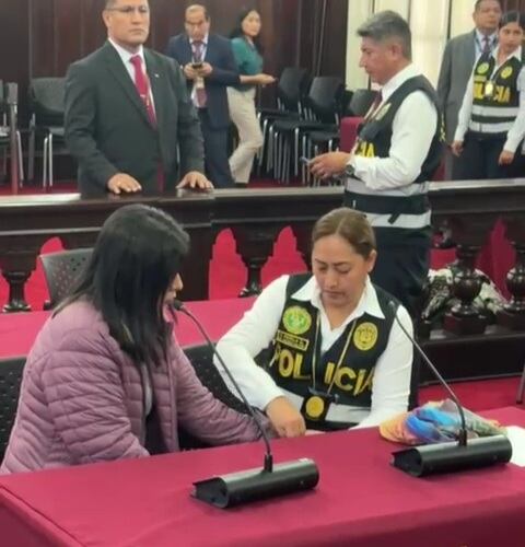 Expremier Betssy Chávez ya es reclusa del Penal Anexo Mujeres.