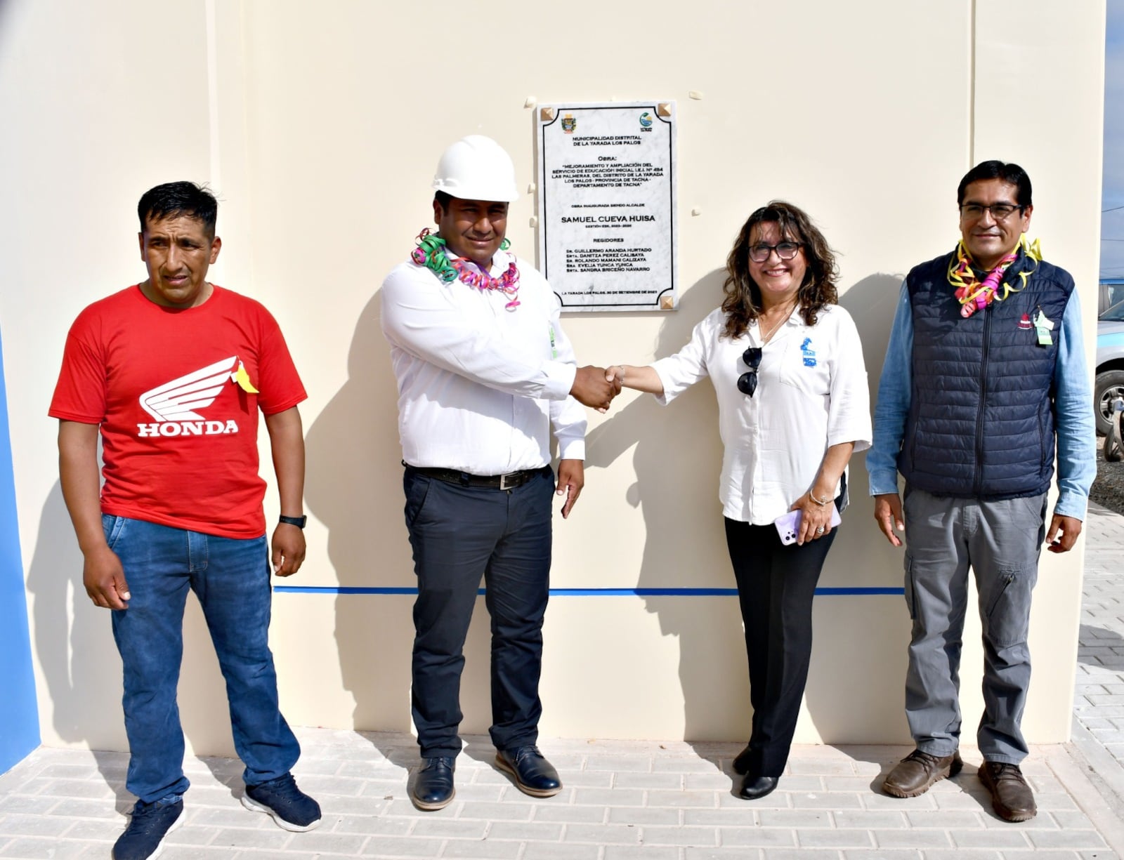 El alcalde Samuel Cueva Huisa, el consejero Manuel Mori Mamani y la directora Carmen Núñez Urrutia develaron la placa recordatoria. (Foto: Difusión)