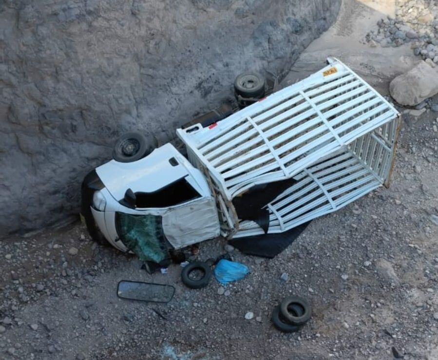 El camión color blanco marca Kia de placa V2R-936 se dirigía de Omate a Moquegua. (Foto: Difusión)