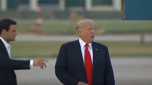 Donald Trump se olvida subir a limusina tras bajar de avión presidencial (VIDEO)