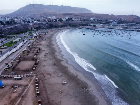 Playa Agua Dulce en Chorrillos: Así se desarrolla la limpieza y fumigación tras San Valentín (FOTOS)