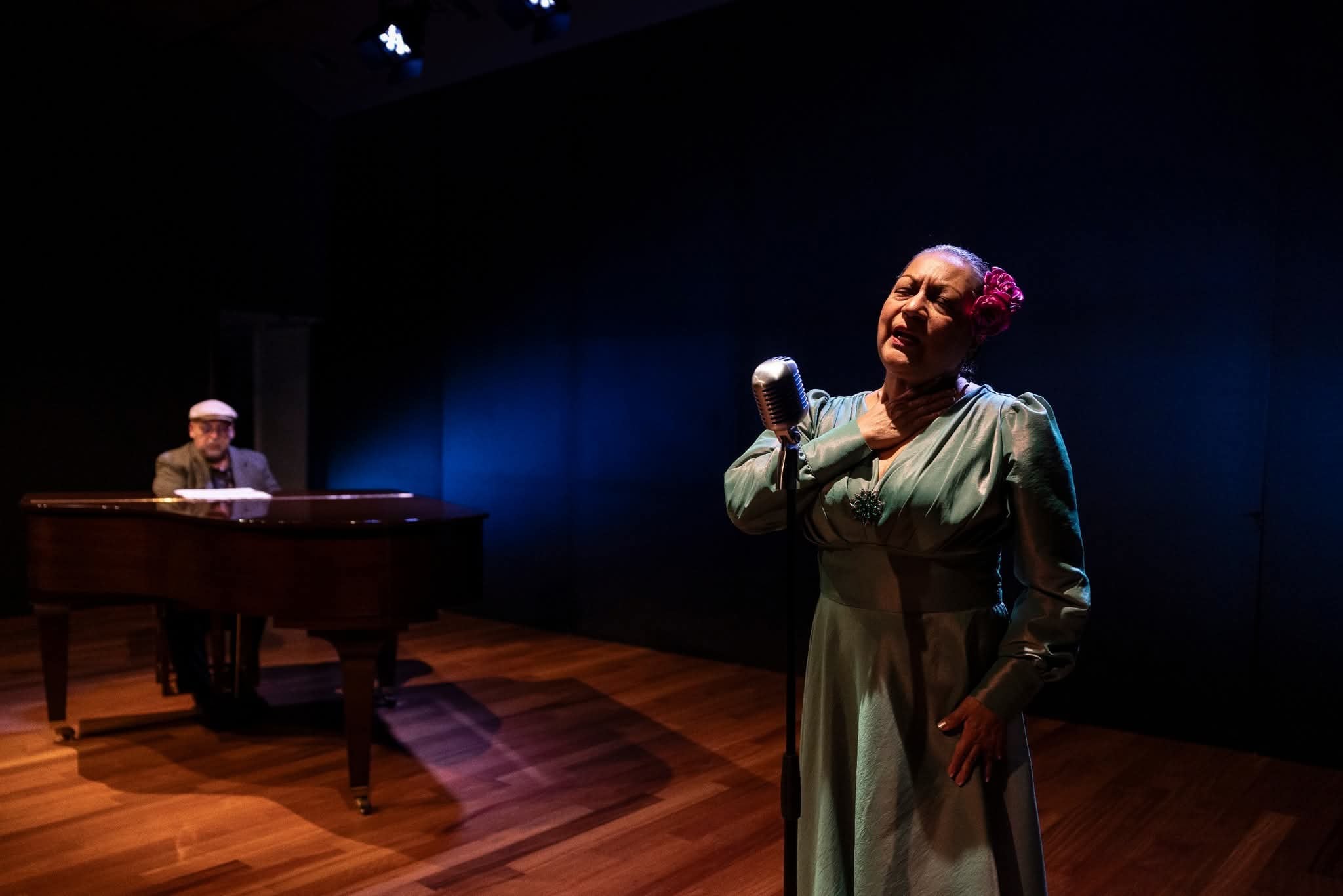 El espectáculo teatral combina boleros clásicos y memoria en una puesta íntima protagonizada por Irene Eyzaguirre, Álvaro Pajares y Pepe Bárcenas.