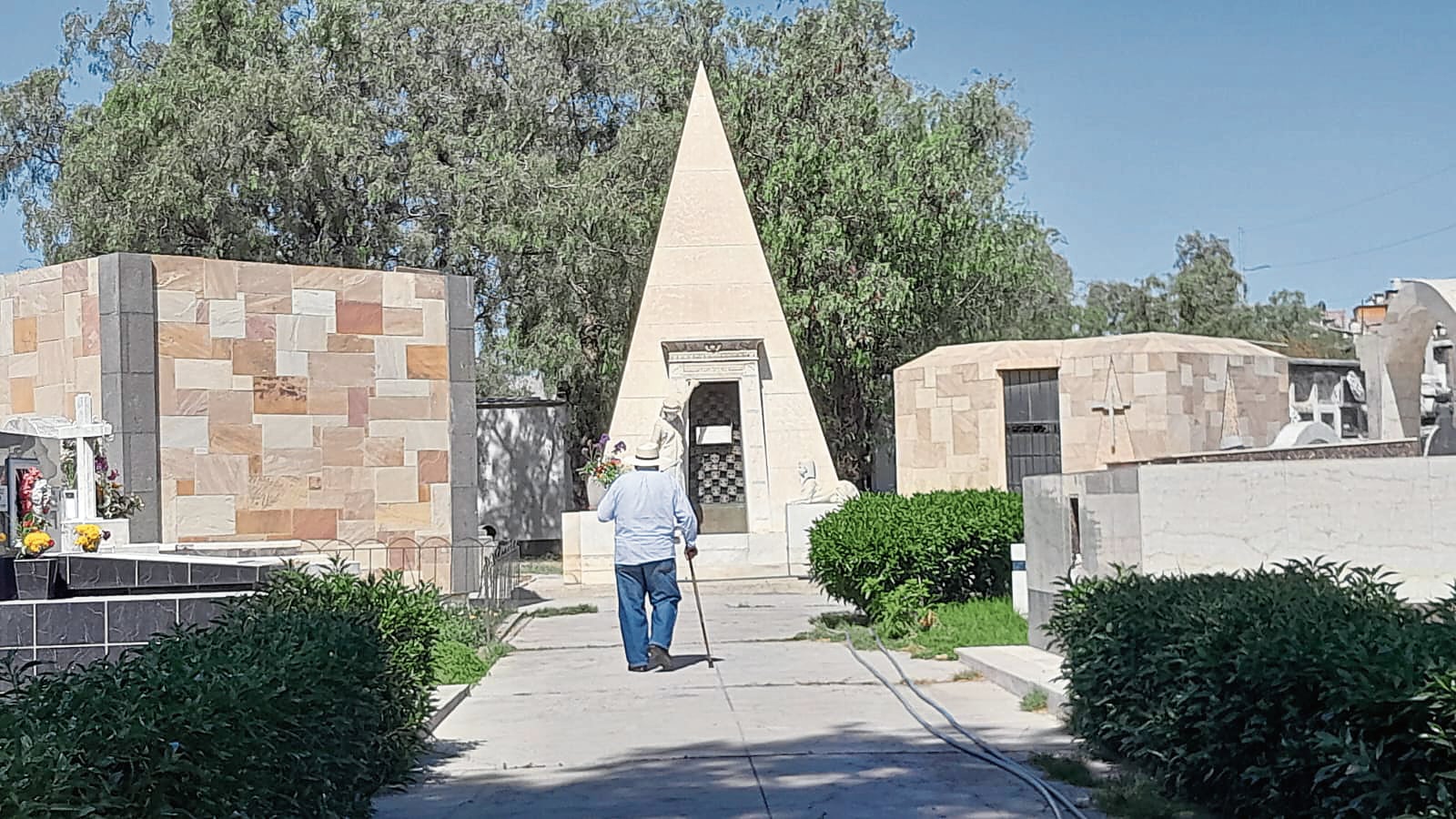 Caminar en bastón no fue impedimento para visitar en esta fecha especial. Foto: GEC.