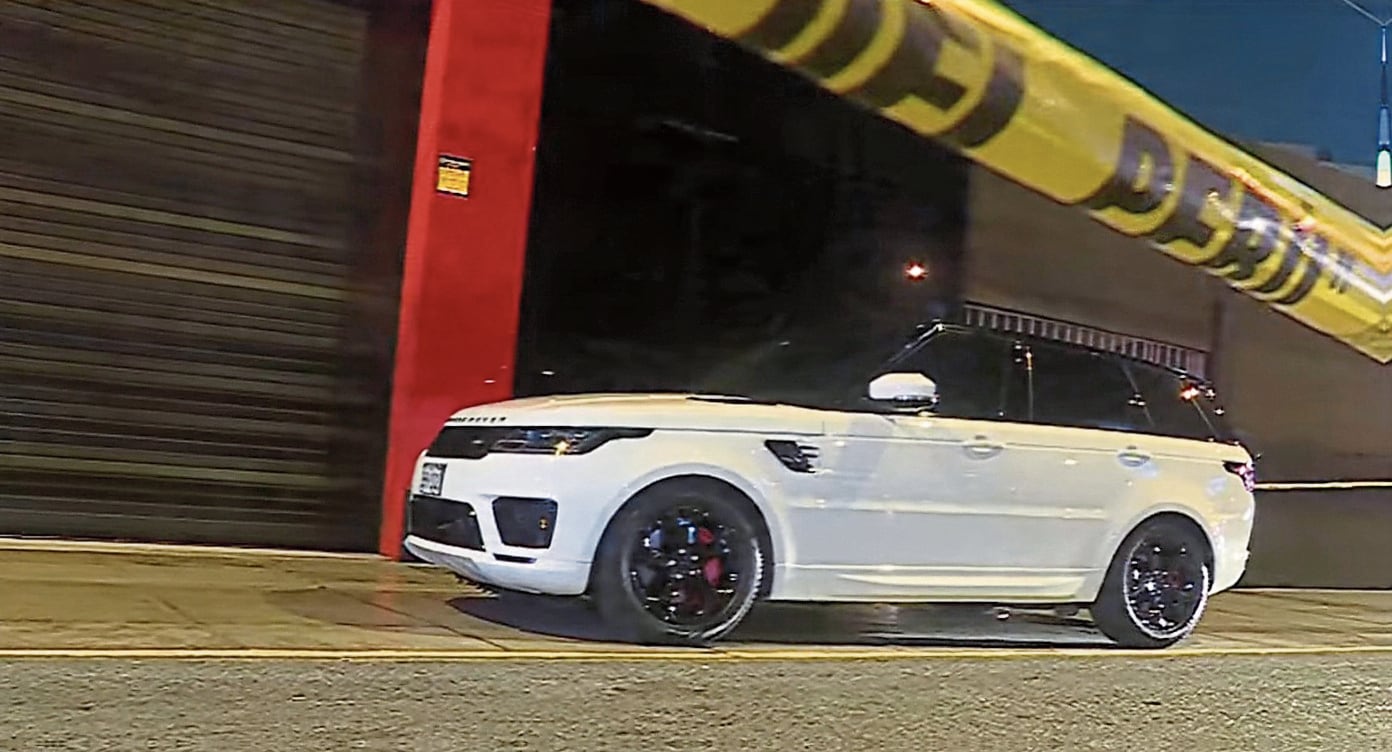Se disponía a abordar una camioneta cuando dos sujetos en moto le dispararon. La PNP investiga un posible acto de extorsión al dueño.