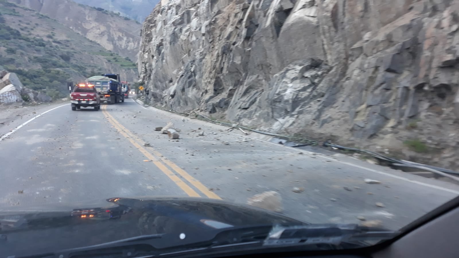 Especialistas recomiendan extremar precauciones en rutas de la sierra y reconocer las señales de alerta para evitar accidentes. ( Fotos: @MininterPeru)
