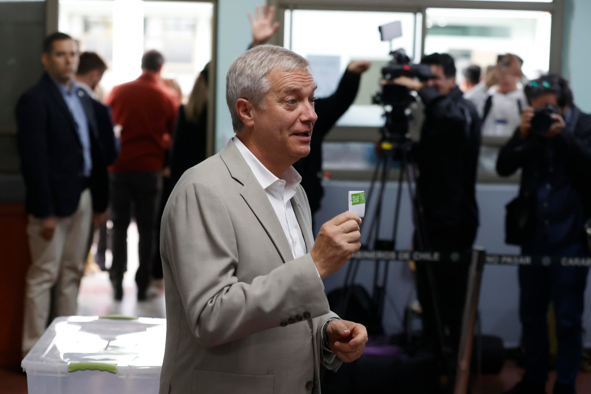 El aspirante ultraderechista, favorito en los sondeos, ejerció su voto en una jornada marcada por el sufragio obligatorio y la incertidumbre sobre el voto en blanco y nulo. (Foto: EFE/ Elvis González)