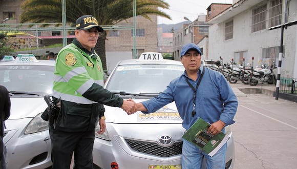 Buenos taxistas que pasaron por un proceso de selección serán ojos y oídos de la policía contra el crimen