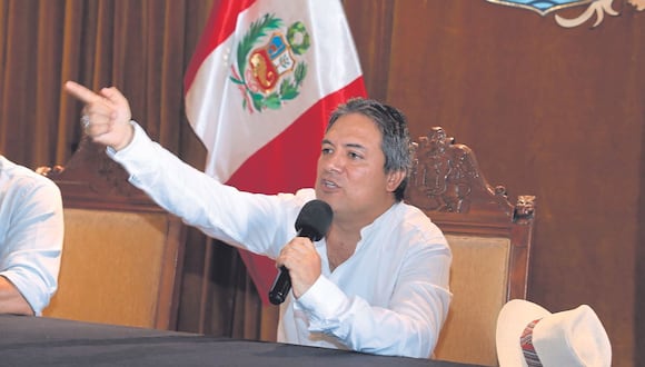 Denuncian que alcalde de la comuna de Trujillo, Arturo Fernández, estaría avalando y acelerando gastos no programados e innecesarios por fiestas navideñas.