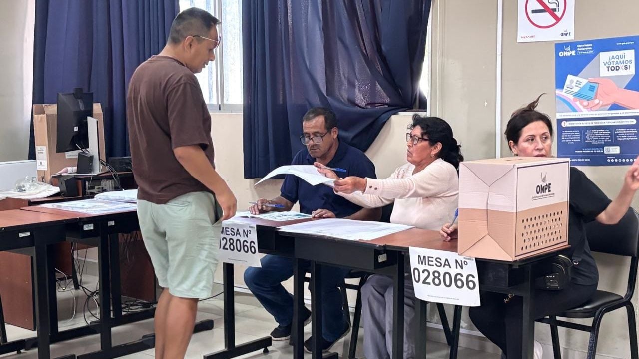 Los representantes de la ONPE han cuidado el mínimo detalle para que esta fiesta democrática se desarrolle sin contratiempos. Ayer se terminó de desplegar el material electoral a los 496 locales de votación, para que hoy se instalen 5,302 mesas de sufragio y el ciudadano elija al nuevo presidente de la República.