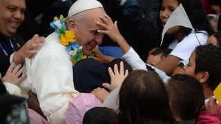 Francisco visita a los niños enfermos del Vaticano