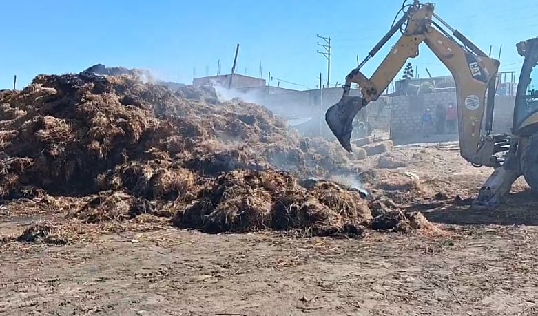 Con maquinaria removieron las pacas para evitar que el fuego se reavive