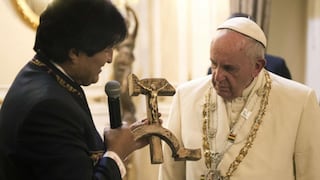 Evo Morales obsequia crucifijo con la hoz y el martillo al papa Francisco 
