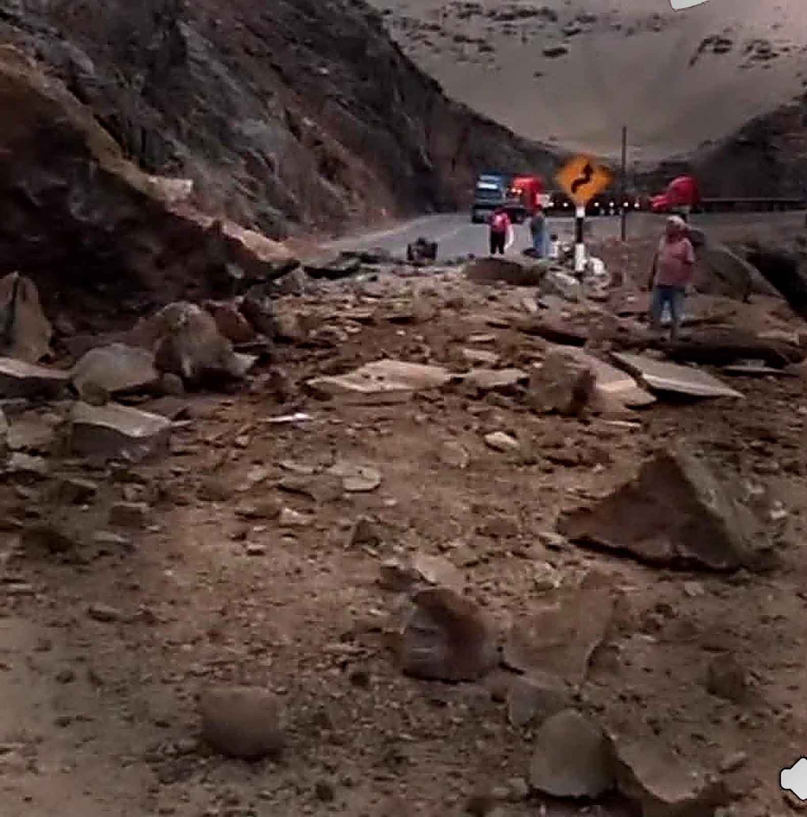 Derrumbe de rocas bloqueó por varias horas la Panamericana Sur en Arequipa. Foto: GEC/ Mejorada con IA para fines de publicación.