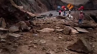 Tránsito restringido en la Panamericana Sur tras derrumbe en La Planchada, en Arequipa